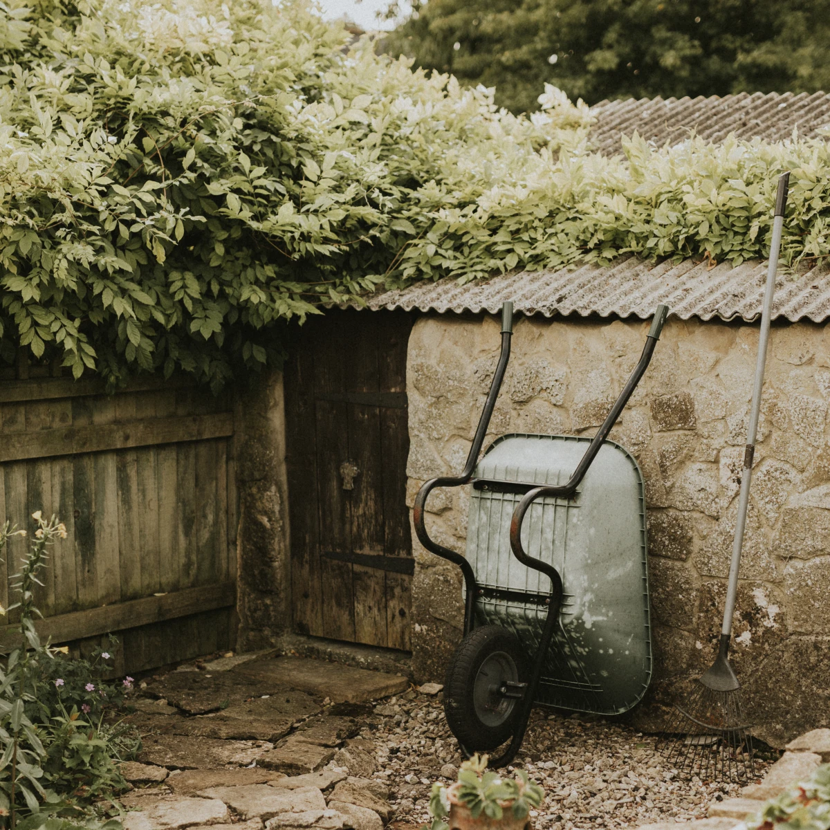 Règles locales sur les cabanons de jardin démontables : Guide expert pour rester conforme
